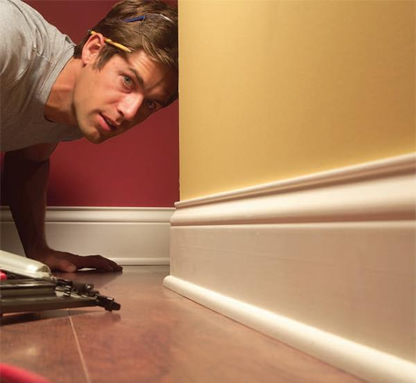 fehér szegőléc peengeéles falakkal